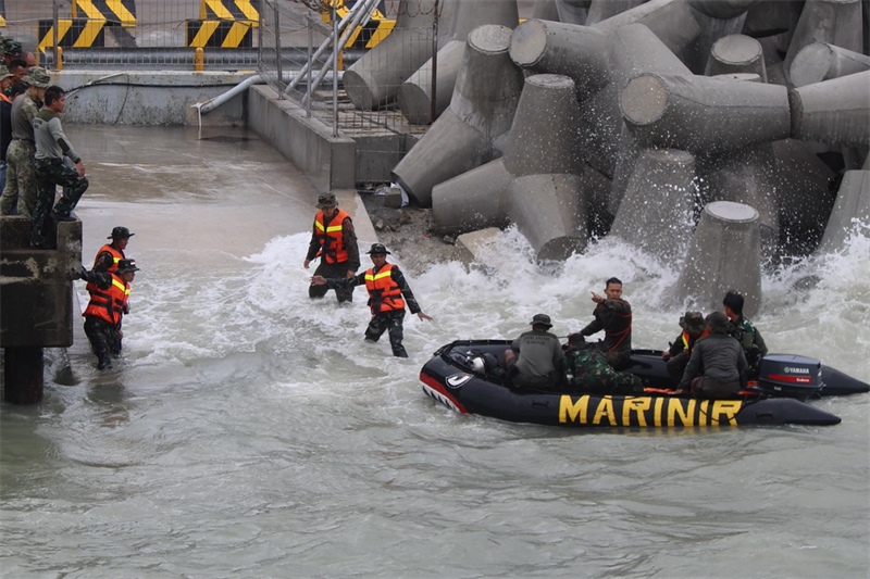 中印尼雙方海軍參演官兵協(xié)力將“落水人員”救上橡皮艇。周宇攝