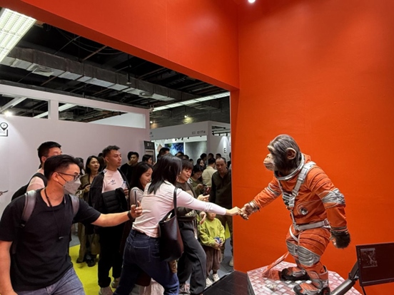 本土原創(chuàng)公司JIN ARTS帶領(lǐng)仿生機器人亮相廣州設(shè)計周11號館。（受訪者供圖）