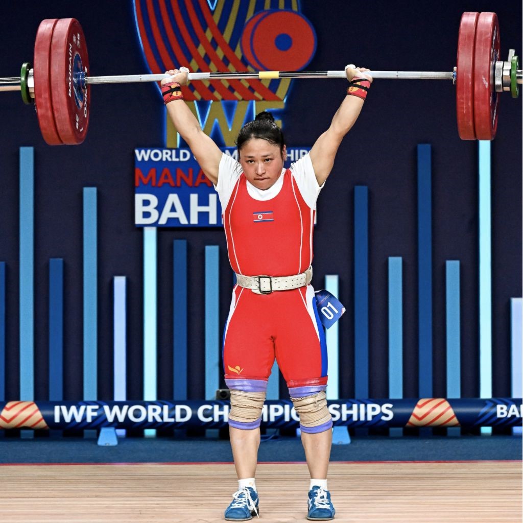 圖為李盛金在比賽中。圖片來源于國際舉重聯(lián)合會(huì)官網(wǎng)