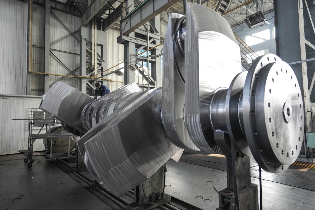 2024年1月11日，工人在大連華銳船用曲軸有限公司加工車間加工產(chǎn)品。新華社記者 潘昱龍 攝