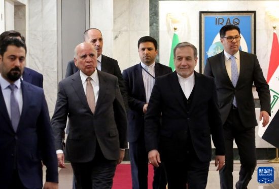 12月6日，伊拉克副總理兼外長侯賽因（中左）在巴格達(dá)會見伊朗外長阿拉格齊（中右）。新華社發(fā)（哈利勒·達(dá)伍德攝）