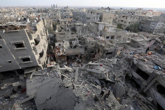 這是12月7日在加沙地帶中部努賽賴特難民營(yíng)拍攝的遭以軍轟炸后的建筑廢墟。新華社發(fā)（里澤克·阿卜杜勒賈瓦德攝）