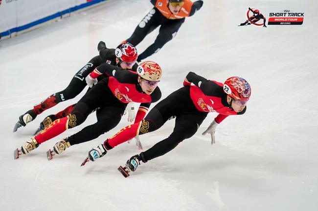 中國選手孫龍(右一)、劉少昂(右二)在比賽中。賽事組委會供圖