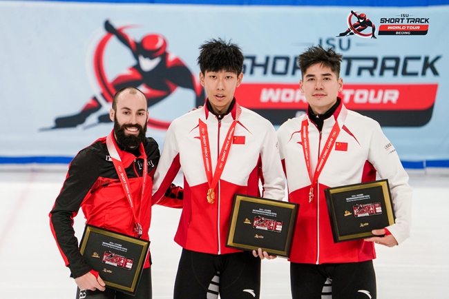 男子500米頒獎儀式，中國選手孫龍(中)奪得冠軍，加拿大選手杜博伊斯(左)獲得亞軍，中國選手劉少昂獲得季軍。賽事組委會供圖