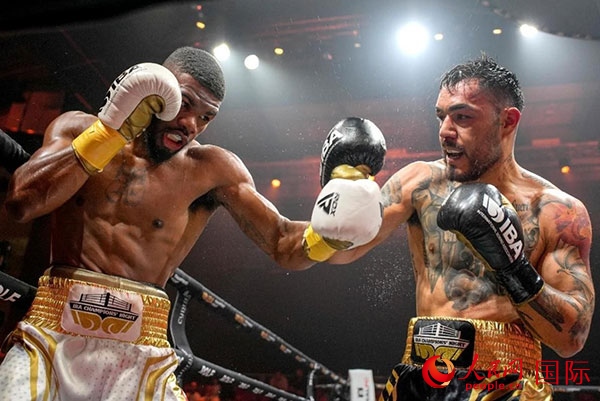 來自剛果民主共和國的帕特里克·穆卡拉（右）獲得了非洲80公斤級冠軍。人民網(wǎng) 塔里克·易卜拉欣攝