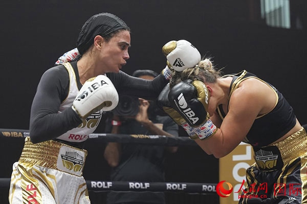 來自伊朗和羅馬尼亞的女選手進(jìn)行了墊場賽。人民網(wǎng) 塔里克·易卜拉欣攝