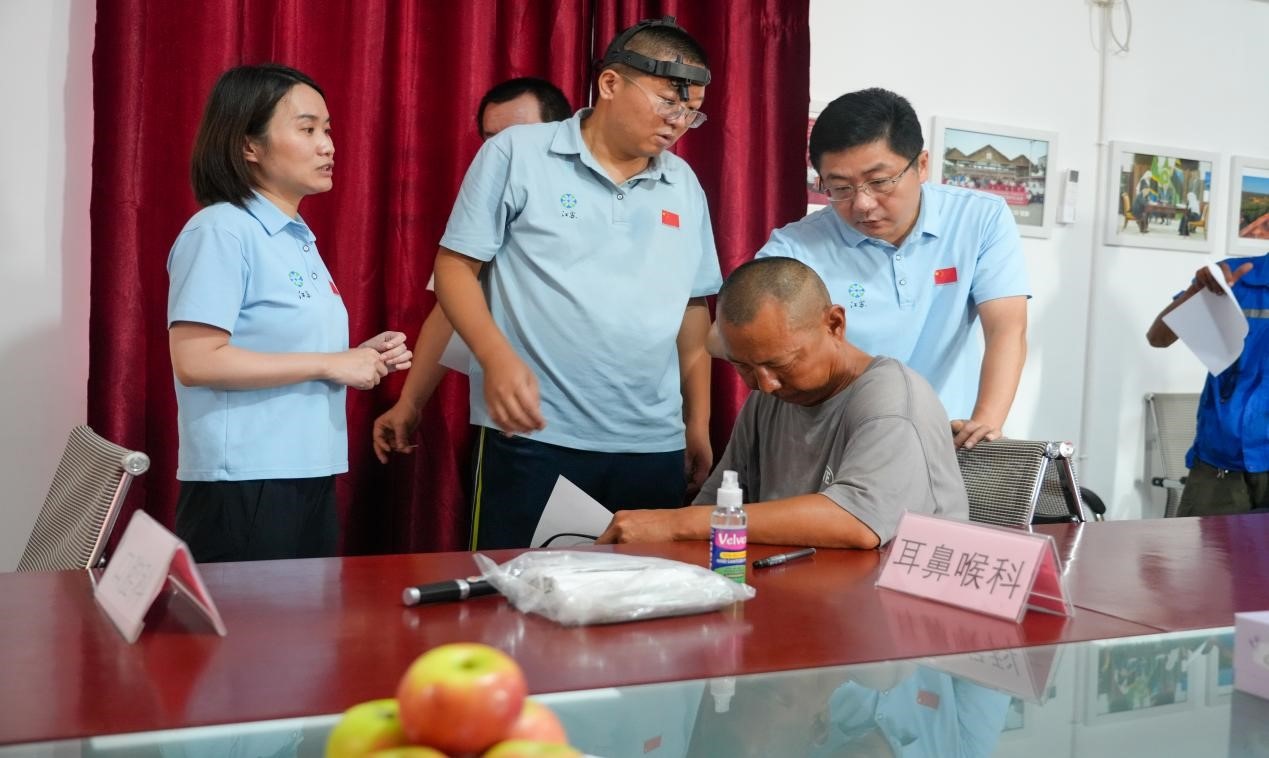 醫(yī)療隊專家診療現(xiàn)場。中國土木供圖