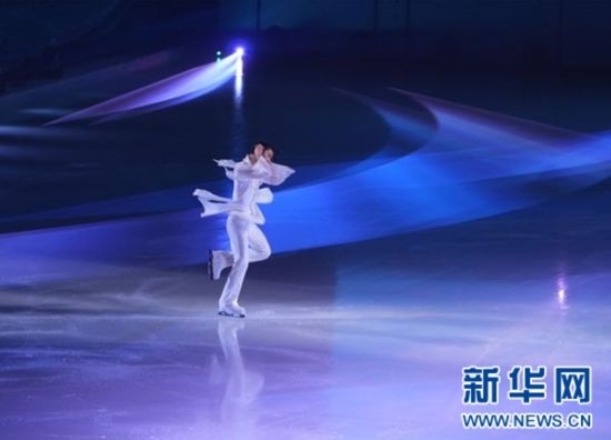 圖為羽生結(jié)弦在表演中。記者 錢錚 攝