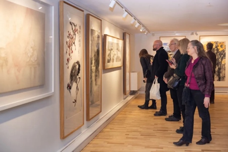 來賓參觀畫展。中國駐瑞典大使館供圖