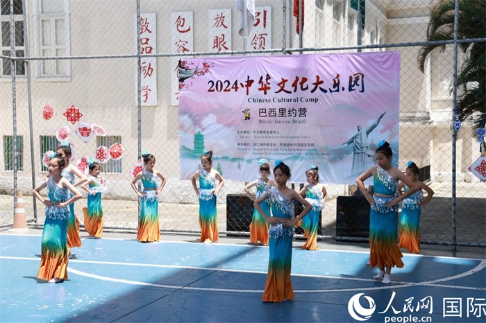 傣族舞蹈《金色的孔雀》以優(yōu)美的動(dòng)作贏得觀眾喝彩。人民網(wǎng)記者 陳海琪攝