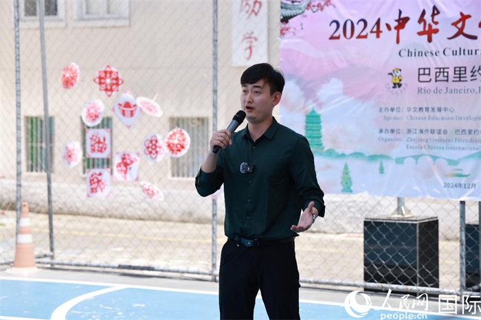 歌曲《故鄉(xiāng)的云》喚起了在外游子對(duì)故鄉(xiāng)的懷念。人民網(wǎng)記者 陳海琪攝