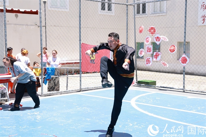 塔吉克舞蹈《夢(mèng)想》通過(guò)靈動(dòng)的舞姿展現(xiàn)了塔吉克族對(duì)美好生活的向往，仿佛帶領(lǐng)觀眾走進(jìn)了帕米爾高原。人民網(wǎng)記者 陳海琪攝