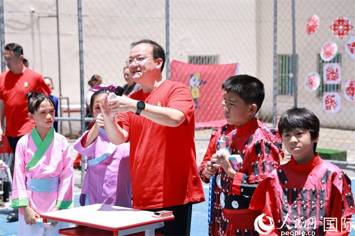 趣味數(shù)學(xué)節(jié)目以富有創(chuàng)意的數(shù)字游戲和魔尺變幻為亮點(diǎn)，激發(fā)了孩子們的數(shù)學(xué)思維與想象力。人民網(wǎng)記者 陳海琪攝