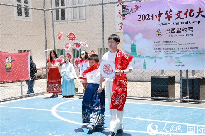 《SHOW美中華》通過(guò)國(guó)風(fēng)服飾走秀，將傳統(tǒng)文化與現(xiàn)代創(chuàng)意完美結(jié)合。人民網(wǎng)記者 陳海琪攝