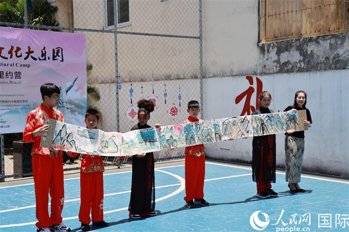 《一書(shū)一畫(huà)》展現(xiàn)了小營(yíng)員們的繪畫(huà)技巧。人民網(wǎng)記者 陳海琪攝