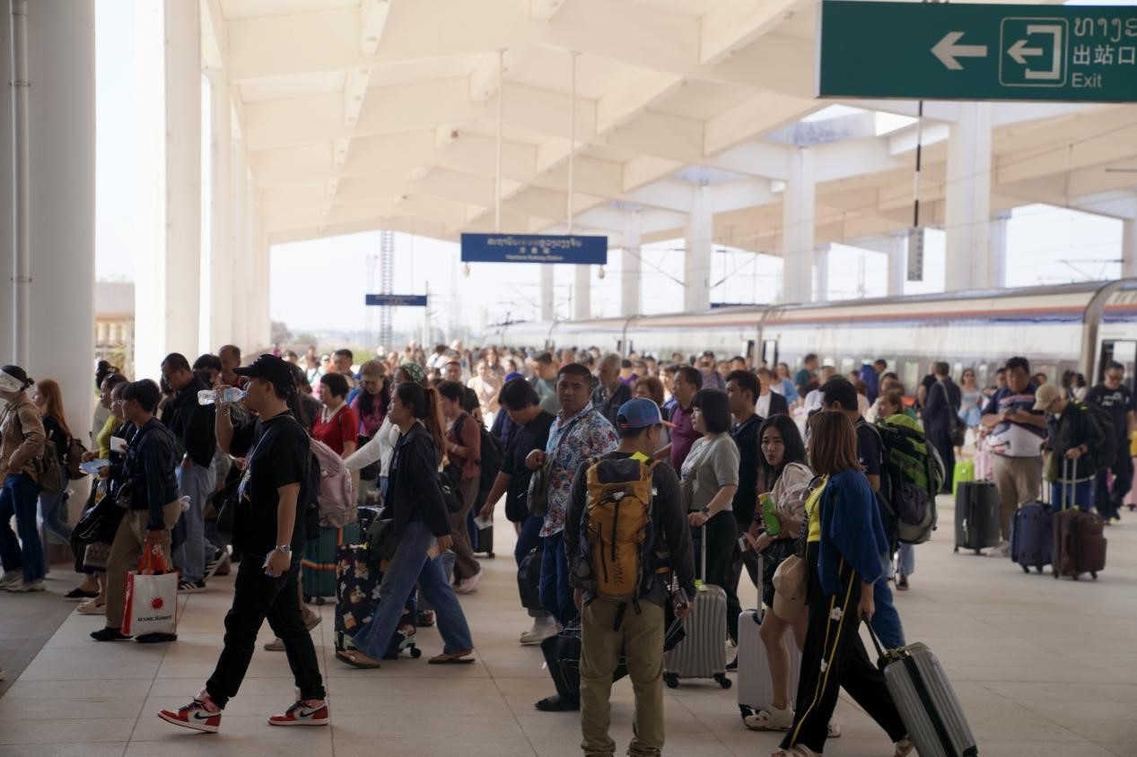 在中老鐵路萬象站，客運(yùn)列車抵達(dá)后旅客出站。老中鐵路有限公司供圖