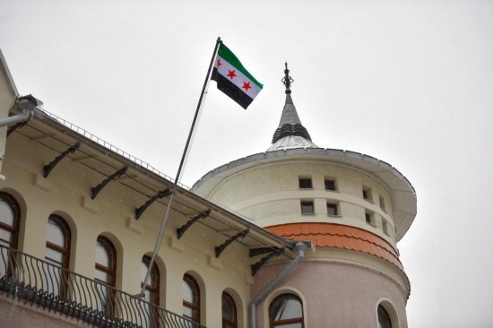 12月9日，在俄羅斯首都莫斯科，敘利亞駐俄羅斯使館升起代表敘利亞反對派的旗幟。新華社發(fā)（亞歷山大攝）