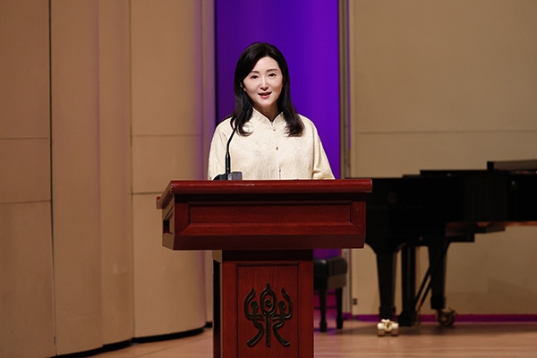 中央音樂學(xué)院黨委書記、中國民族管弦樂學(xué)會胡琴專業(yè)委員會會長于紅梅致辭。中國民族管弦樂學(xué)會胡琴專業(yè)委員會供圖