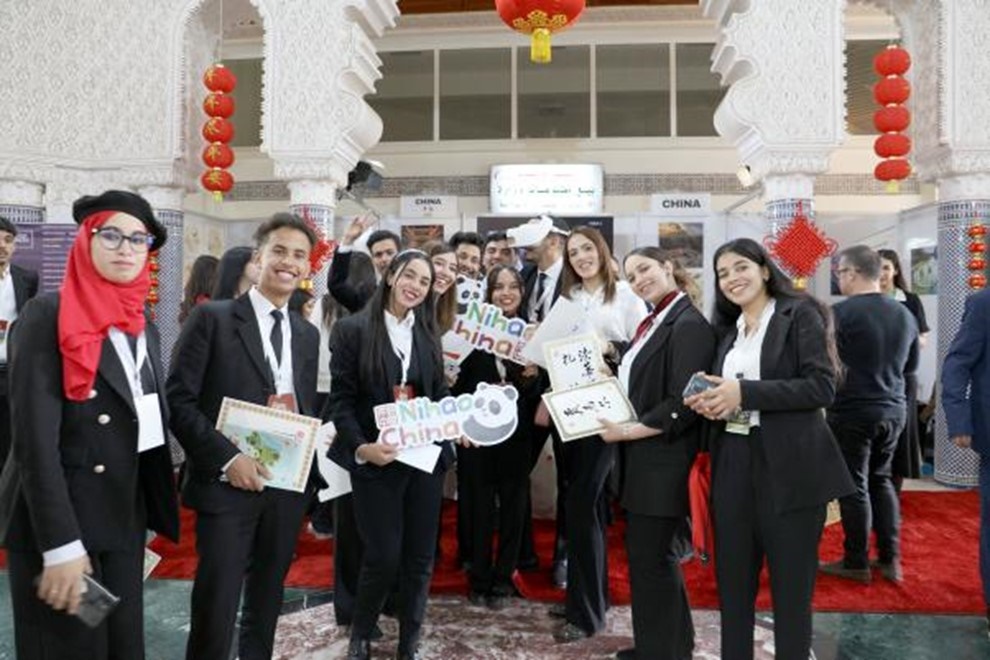 當(dāng)?shù)孛癖娛殖帧澳愫?！中?guó)”手牌合影。拉巴特中國(guó)文化中心供圖