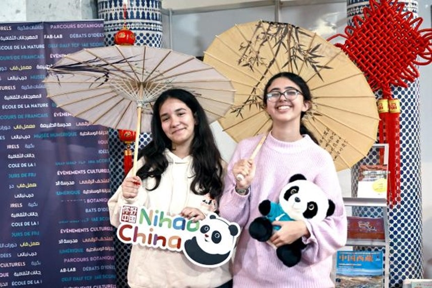 兩名女孩在合影。拉巴特中國(guó)文化中心供圖