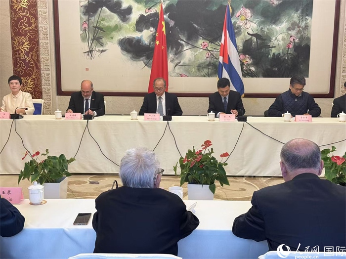 “紀(jì)念首批中國(guó)學(xué)生赴古巴留學(xué)暨中古開(kāi)啟教育合作60周年座談會(huì)”在京舉辦。人民網(wǎng)記者 趙健攝