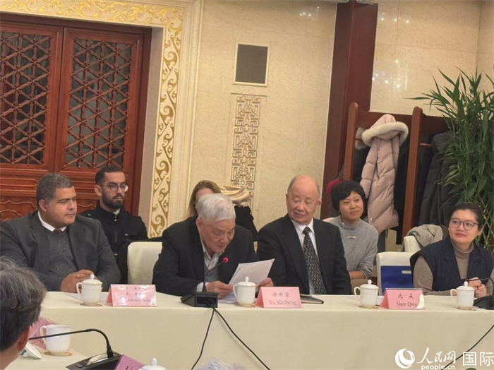 老一輩赴古留學(xué)生代表徐世澄在座談會(huì)上發(fā)言。人民網(wǎng)記者 趙健攝