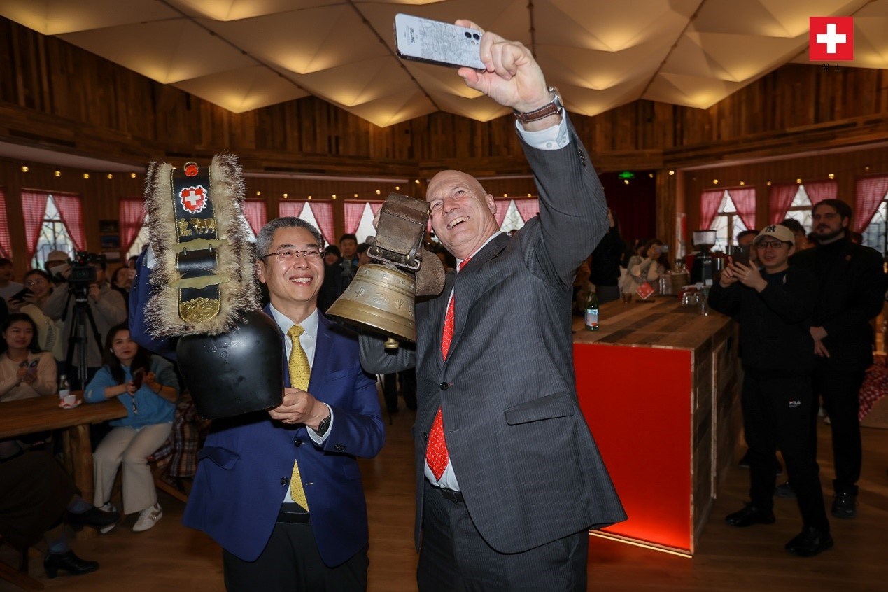 瑞士駐華大使白瑞誼與北京市西城區(qū)委副書(shū)記、代區(qū)長(zhǎng)郅海杰搖響瑞士牛鈴，共同為小木屋揭幕。瑞士駐華大使館供圖