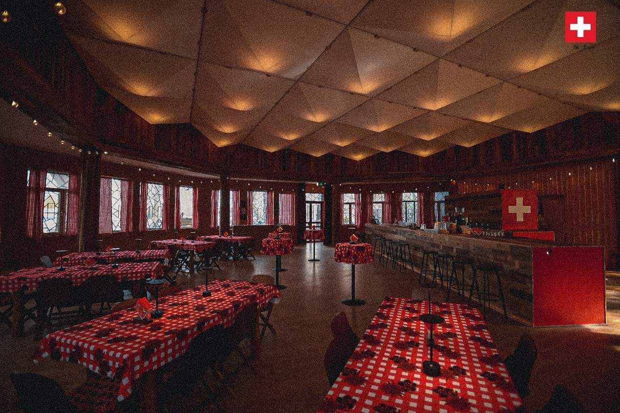 瑞士小木屋內(nèi)飾采用瑞士紅、森林棕與雪山白三種主色調(diào)，營(yíng)造出自然與現(xiàn)代交融的氛圍。瑞士使館供圖