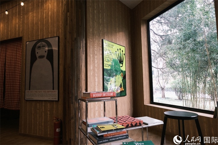 小木屋室內(nèi)一角體現(xiàn)出時(shí)尚簡(jiǎn)約的瑞士元素。人民網(wǎng) 實(shí)習(xí)生黃睿攝