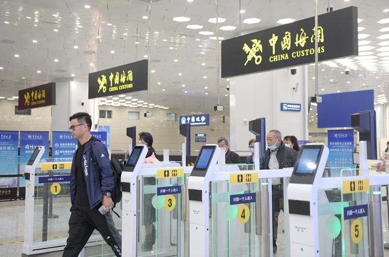 △2024年2月29日，旅客從橫琴口岸過(guò)關(guān)。