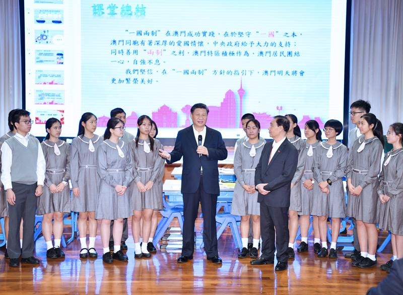 △2019年12月19日，在濠江中學(xué)附屬英才學(xué)校觀摩以“‘一國(guó)兩制’與澳門”為題的中國(guó)歷史公開課后，習(xí)近平主席走到學(xué)生中間即席發(fā)表重要講話。