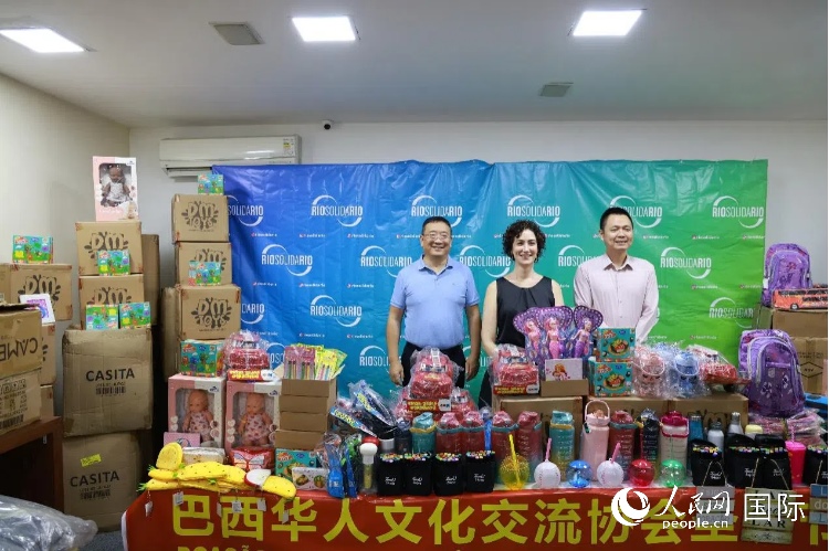 中國(guó)駐里約熱內(nèi)盧總領(lǐng)館副總領(lǐng)事王尉育（右）、里約慈善協(xié)會(huì)主席保拉·菲格雷多（中）、巴西華人文化交流協(xié)會(huì)主席上官建峰（左）出席捐贈(zèng)活動(dòng)并致辭。人民網(wǎng)記者 陳海琪攝