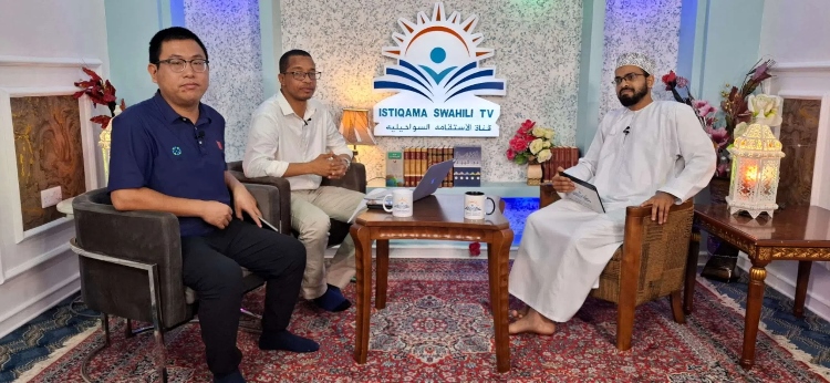 牛曉兵主任參與當?shù)仉娨暸_訪談。中國援桑醫(yī)療隊供圖