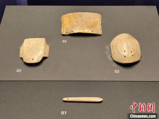 12月14日，“文明先鋒—凌家灘文化玉器展”在故宮博物院文華殿開幕。圖為展覽現(xiàn)場的玉龜、玉版和玉簽。 中新社記者 應(yīng)妮 攝