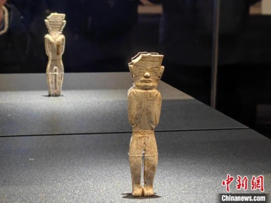 12月14日，“文明先鋒—凌家灘文化玉器展”在故宮博物院文華殿開幕。圖為展覽現(xiàn)場的立姿玉人。 中新社記者 應(yīng)妮 攝
