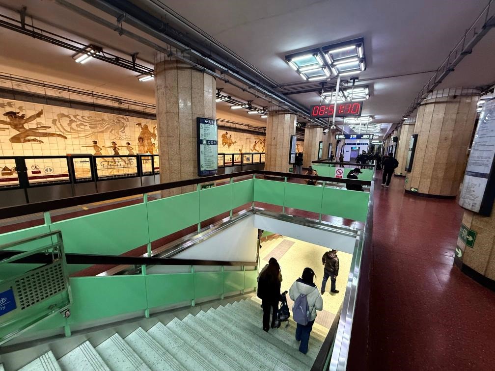 乘客從北京地鐵2號線東四十條站走“站中站”換乘地鐵3號線。新華社記者張驍 攝