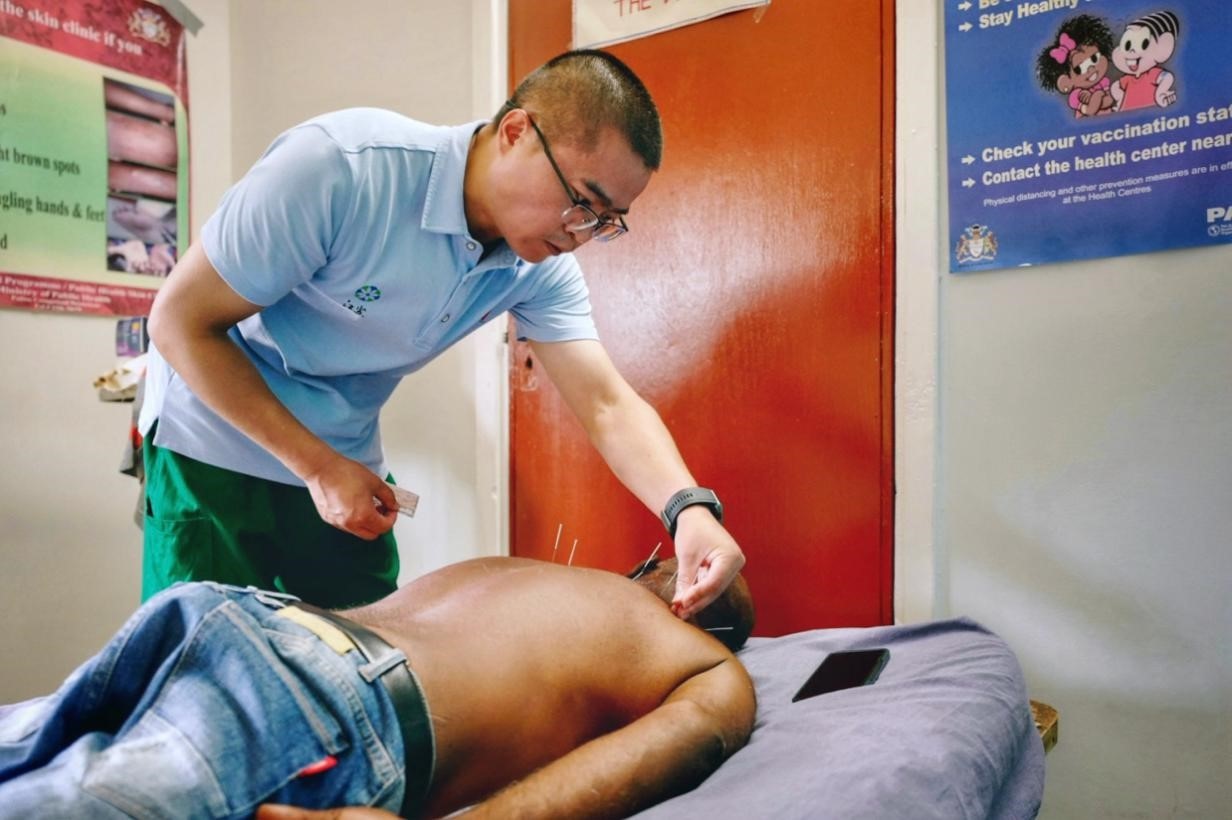 第20期中國(guó)（江蘇）援圭亞那醫(yī)療隊(duì)在圭偏遠(yuǎn)的林登高速社區(qū)開展義診。中國(guó)援圭醫(yī)療隊(duì)供圖