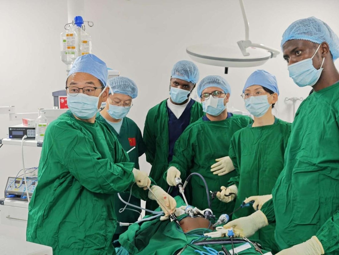 中外醫(yī)師合作進(jìn)行腹腔鏡手術(shù)。中國(guó)援桑醫(yī)療隊(duì)供圖