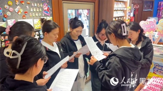 工會組織企業(yè)職工開展技能培訓活動。人民網(wǎng)記者 張哲鑫攝