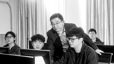 于濤教授對團(tuán)隊(duì)成員進(jìn)行技術(shù)指導(dǎo)。資料圖片