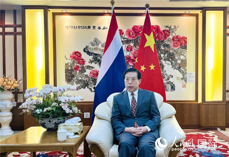 2024年12月10日，中國駐泰國大使韓志強(qiáng)在泰國曼谷接受中國—東盟中心（ACC）組織的“多彩東盟：2024年中國媒體東盟行”媒體團(tuán)采訪。人民網(wǎng)記者 羨江楠攝