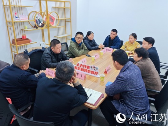 “紅興會客廳”，一場助企紓困協(xié)調(diào)會正在進(jìn)行。人民網(wǎng) 徐晨曦攝