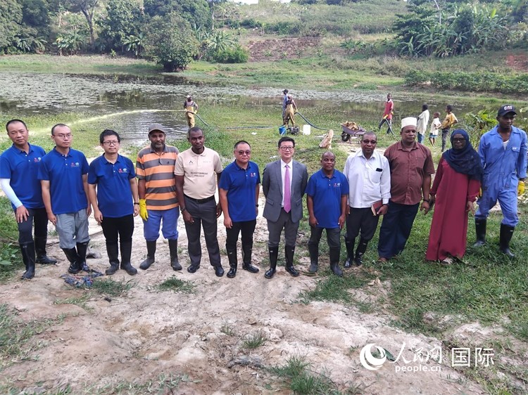 滅螺現(xiàn)場。施亮攝