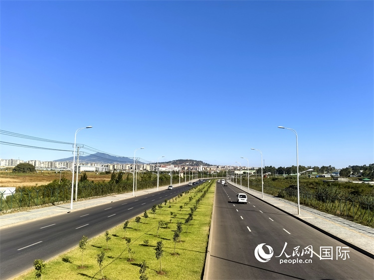 新近完工的埃塞俄比亞卡里提環(huán)線—布爾布拉—克林圖公路遠景。張洪衛(wèi)攝