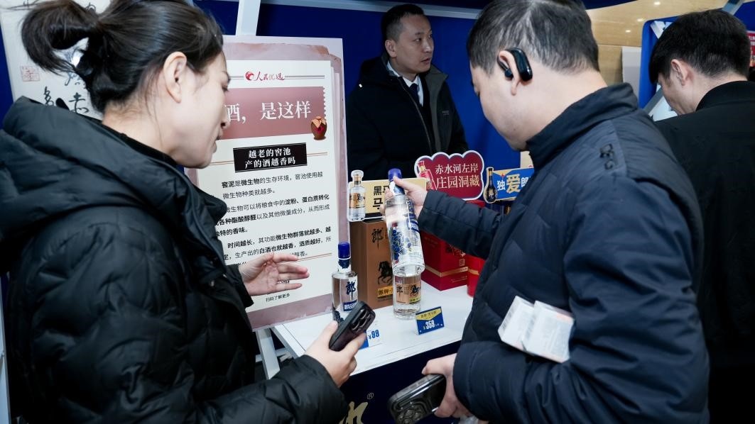 白酒展位負(fù)責(zé)人在為嘉賓介紹。張新攝