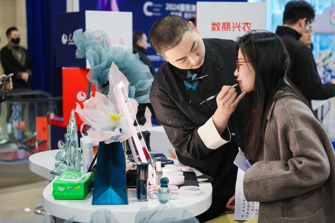 美妝展位化妝師為嘉賓一對(duì)一化妝。林文松攝