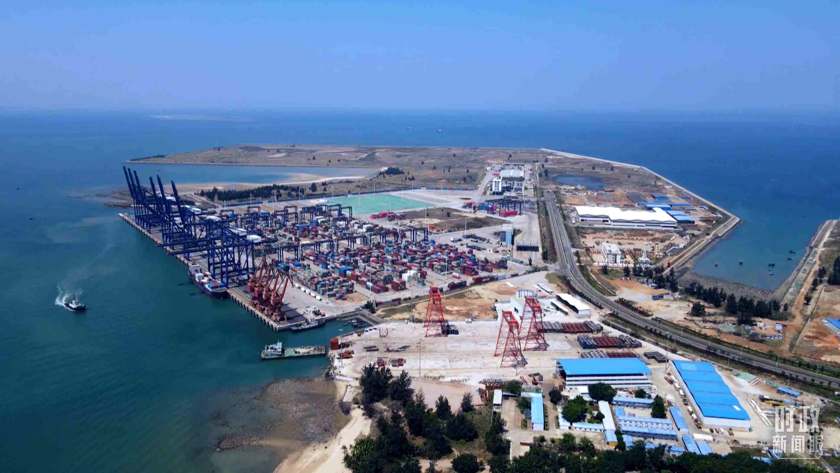 俯瞰海南洋浦港口。（總臺記者葉飛拍攝）