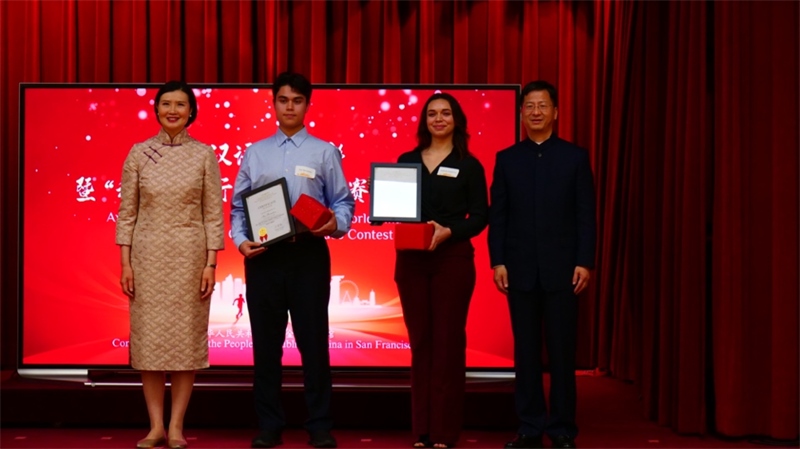 駐舊金山總領事張建敏及其夫人鄭心為選手頒獎。李鑫江攝