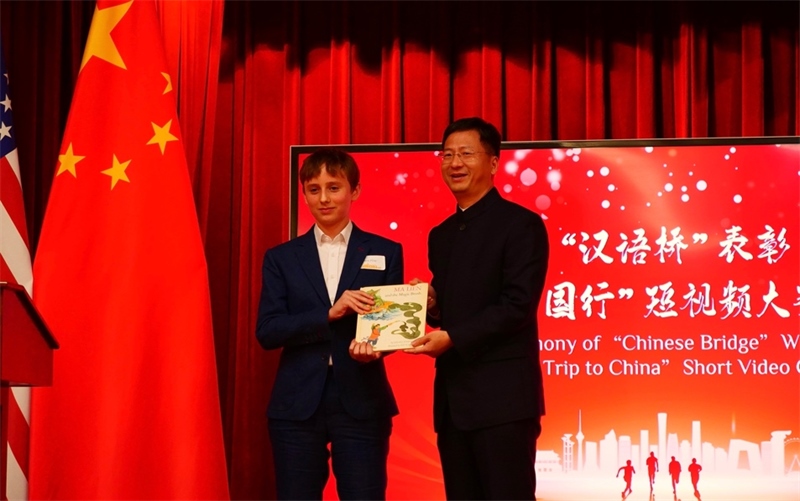 方平山向駐舊金山總領事張建敏贈書。李鑫江攝