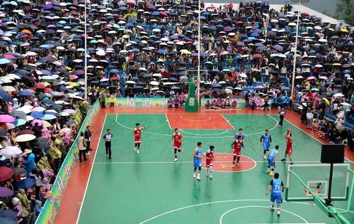 2024年5月1日，人們在貴州省黔東南苗族侗族自治州臺(tái)江縣臺(tái)盤鄉(xiāng)臺(tái)盤村觀看“村BA”球王爭霸賽。 新華社發(fā)（余天英 攝）